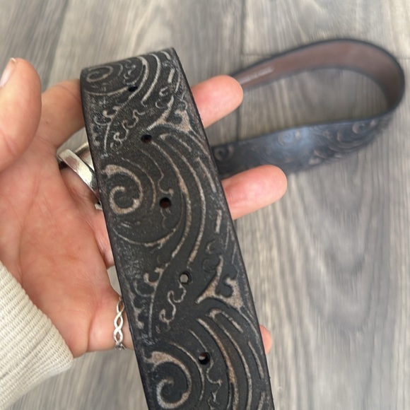 Fossil brown embossed leather belt with an Eagle buckle - Picture 2 of 7